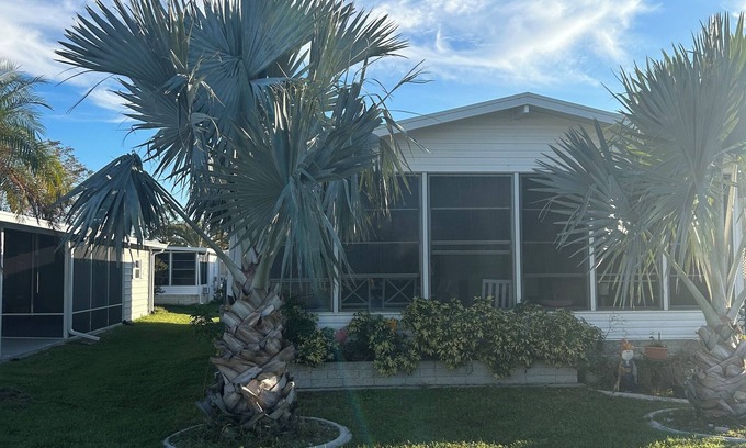 Warm Mineral Springs Otro | Charming 2-bedroom mobile home in fabulous Riverwalk Community 55+ with AC, WiFi