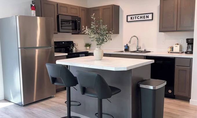 Umatilla Casa | Charming 2-bedroom near the Columbia River, Full Kitchen, Fast WIFI, Fenced yard