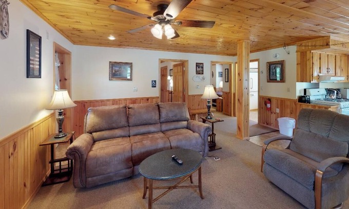 Sabinsville Cabina | Charming 2-bedroom private with AC, WiFi, hot tub, fire pit, pool table, grill