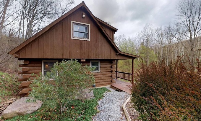 Gaines Cabina | Charming 2-bedroom Private Cabin in Gaines, Hot Tub, WIFI, Fire Ring, Pool Table