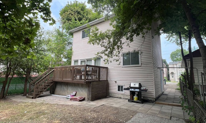 Willowdale Casa | Charming 2-Bedroom Retreat | 5-Min Walk to Subway | Private Deck Oasis