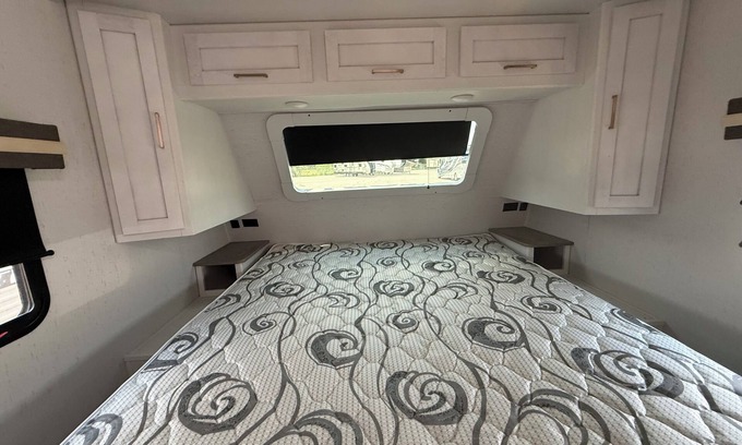 Round Top Casa | Charming 2-bedroom RV in lovely Round Top with AC sleeps 8