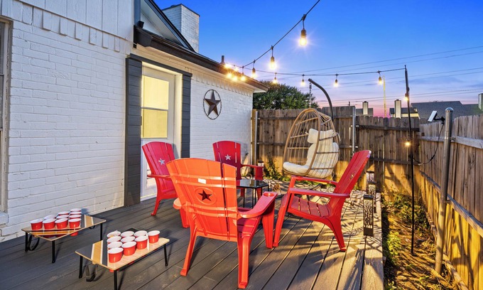 South Arlington Casa | Charming 2-bedroom townhome with WiFi, AC in welcoming Arlington
