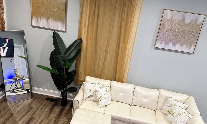 St. Louis Casa | Charming 2-bedroom townhome in lovely St. Louis with AC, WiFi