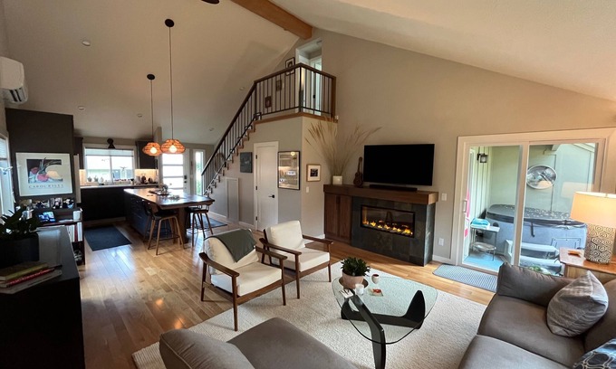 Ashland Casa | Charming 2-bedroom townhome in serene Ashland with hot tub and fireplace