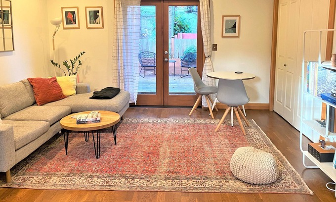 Mann Casa | Charming 2-bedroom townhome in Seattle with free parking, patio, office space