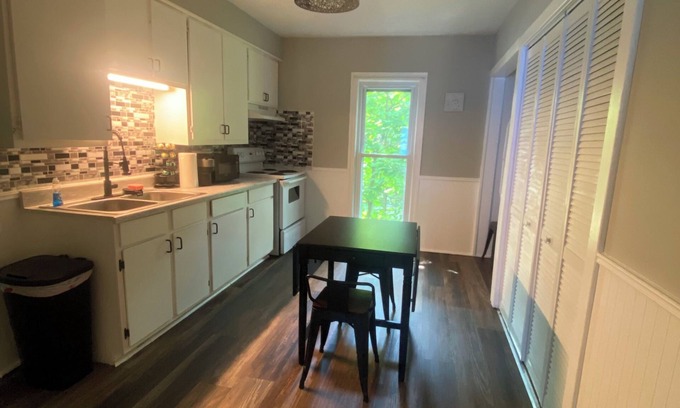 Chardon Apartamento | Charming 2-bedroom upstairs apartment in lovely Chardon with AC