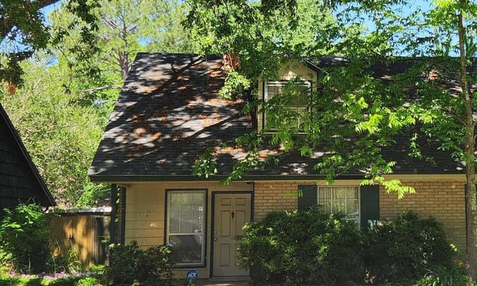 Highlands - Perkins Casa | Charming 2-bedroom home with fenced yard sleeps 6 in Baton Rouge near Tigerland