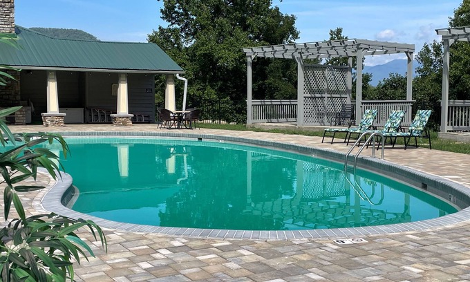 Bryson City Cabina | Charming 2-bedroom cabin in Bryson City with access to pool and horse stables