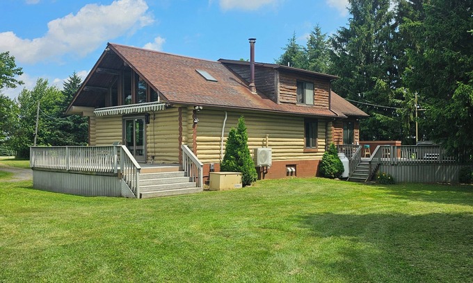 Canandaigua Cabina | Charming 2-bedroom cabin with WiFi, Hot Tub, large decks in amazing Canandaigua