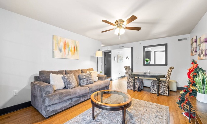 Clarksville Condominio | Charming 2-bedroom dog-friendly condo walking distance to Downtown Clarksville.