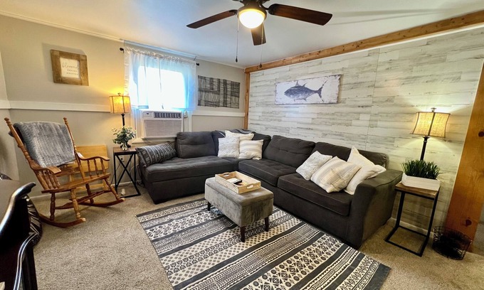 Crystal River Cabaña | Charming 2-bedroom cottage with AC, WiFi in Crystal River