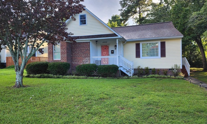 Terry Sanford Casa | Charming 2-bedroom bungalow in central serene Fayetteville with AC