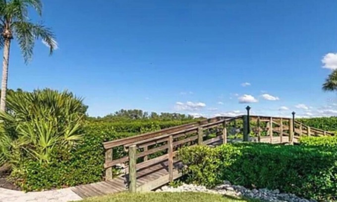Holmes Beach Condominio | Charming 2-bedroom condo in brilliant Holmes Beach with AC