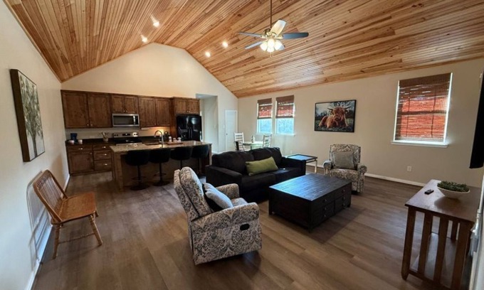 Honey Grove Apartamento | Charming 2-bedroom apt in lovely Honey Grove TX. Minutes from Boi D'Arc Lake!