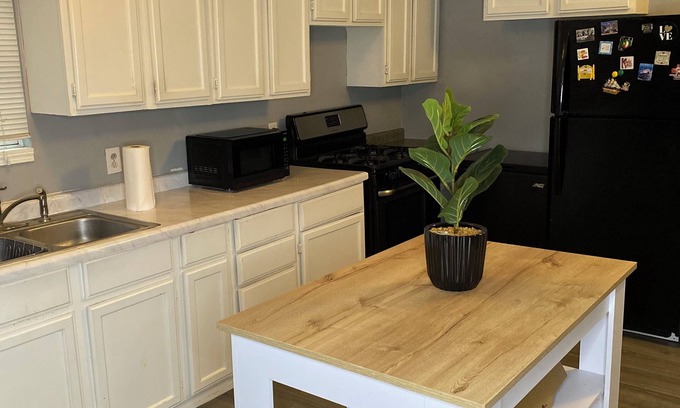Near Northside Casa | Charming 2-bedroom house with WiFi in fabulous Indianapolis