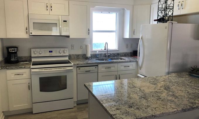 Hutchinson Island South Casa | Charming 2-bedroom house near beach and community pool in Jensen Beach