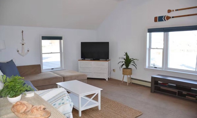 Lincolnville Apartamento | Charming 2-bedroom apartment - just steps from Lincolnville Beach!