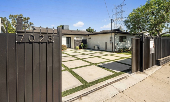 Reseda Casa | Charming 2-bedroom house with WiFi, AC in brilliant Los Angeles