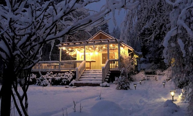 Hobart Cabaña | Charming 2-Bedroom River Cottage With Cedar River Trail Access in Maple Valley