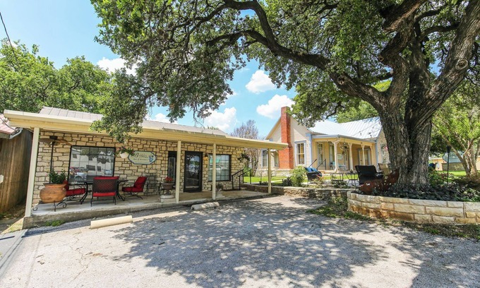 Marble Falls Cabaña | Charming 2-bedroom cottage with AC, WiFi in Marble Falls