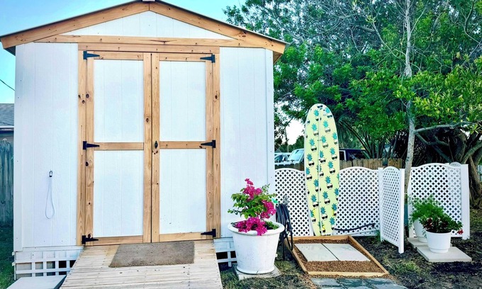 Ocean Breeze Circle Cabaña | Charming 2-bedroom Beach Cottage Steps from the Sand!