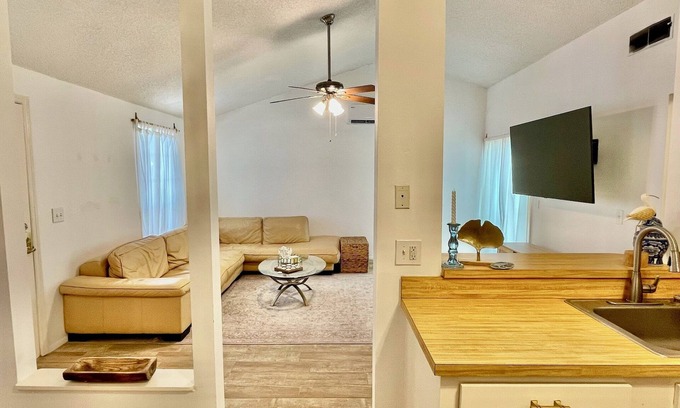 Lake St. George Casa | Charming 2-bedroom house with WiFi, AC in lovely Palm Harbor