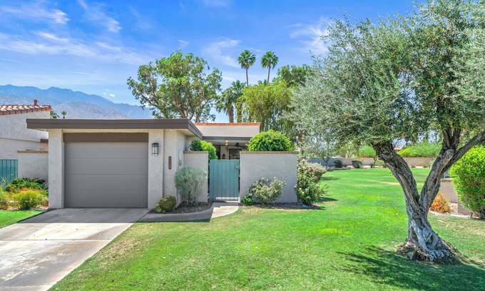 Sunrise Vista Chino Condominio | Charming 2-bedroom Palm Springs condo, 6 Pools & Racquet Sports