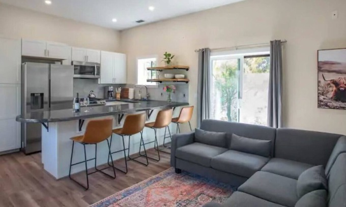 Paso Robles Cabaña | Charming 2-bedroom cottage in heart of Paso Robles Wine country.