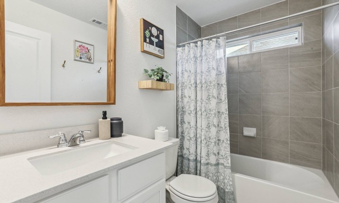 Pflugerville Casa | Charming 2 Bedroom - Walking distance to Lake Pflugerville. Serene Views