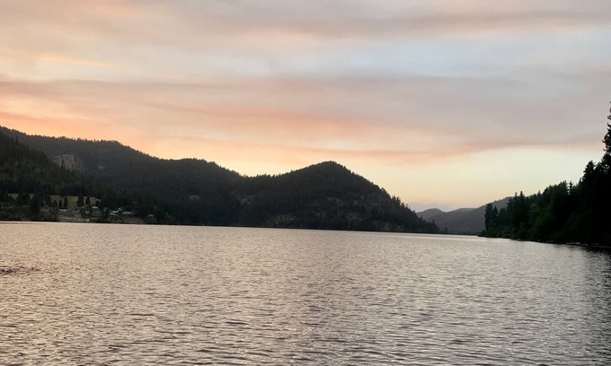 St. Maries Cabina | Charming 2-bedroom dry cabin by Black Lake