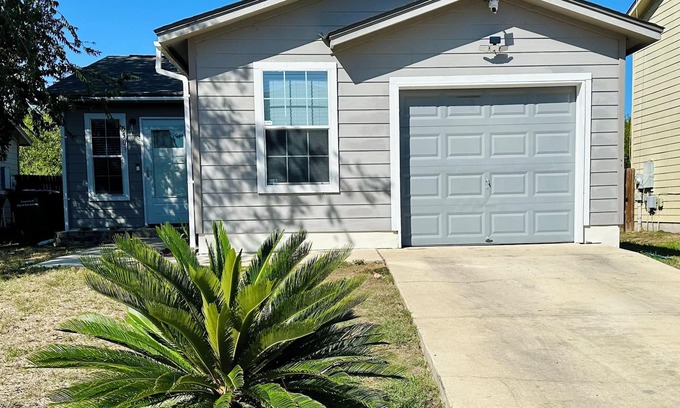 West San Antonio Casa | Charming 2-bedroom house in San Antonio close to Lackland AFB & Hospitals