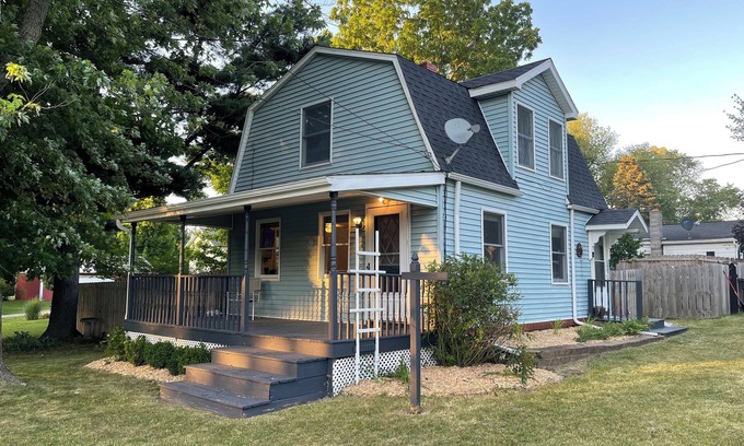 South Haven Casa | Charming 2-bedroom home in quiet area, fenced in backyard, and walk downtown