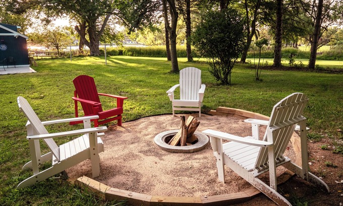 Ferrysburg Cabaña | Charming 2-bedroom cottage with WiFi, AC in Spring Lake