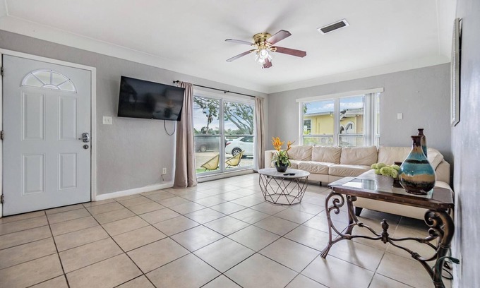 Bayou Shores Casa | Charming 2-bedroom townhome in St. Petersburg w/Dock and Free Kayaks