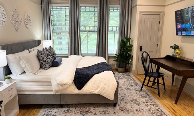 Stockbridge Apartamento | Charming 2-bedroom apartment in downtown Stockbridge with AC, WiFi