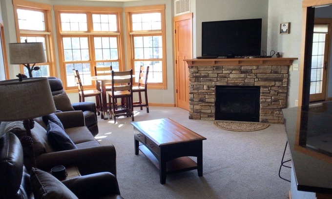 Three Lakes Condominio | Charming 2-bedroom condo with AC, WiFi in superb Three Lakes