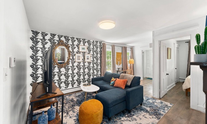 West Warwick Apartamento | Charming 2-bedroom apartment near Providence