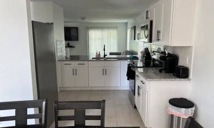 Ruskin Villa | Charming 2-bedroom villa with AC and WiFi in peaceful Ruskin