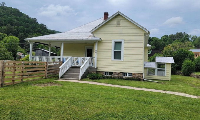 Butler Cabaña | Charming 2 BR/2BA cottage in Butler--great covered porches, big fenced yard