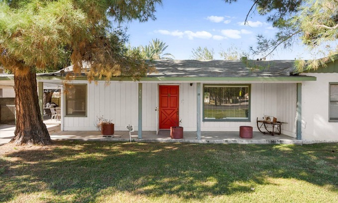 Escobedo Historic District Casa | Charming 2-BR Farmhouse | Backyard Views