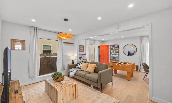 Belmont Shore Casa | Charming 2-BR Home 3-minute To Belmont Short - Free Parking/Wifi/Pet Friendly