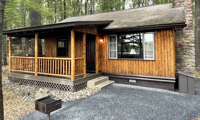 Reeders Cabina | Charming 2 BR Log Cabin in the Poconos