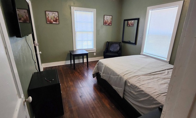 Caddo Heights-South Highlands Casa | Charming 2 BR retreat in Shreveport, minutes from Casinos, airport & attractions