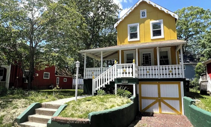Island Heights Cabaña | Charming 2-BRM Cottage in Tranquil Island Heights - Steps from the River