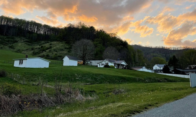 Vilas Otro | Charming 22 Acre 1930's Farmhouse 10 min. from Boone, SKI App in 20 min.!