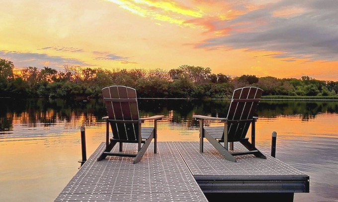 Plymouth Cabaña | Charming 2B/1BA with Medicine Lake views, lake access, Coffee Bar & fast WiFi