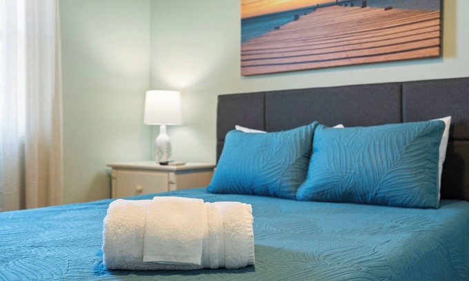 McCutcheon Field Condominio | Spacious Oceanfront 2BR/2BA w/ Private Balcony, Pool & Beach Access