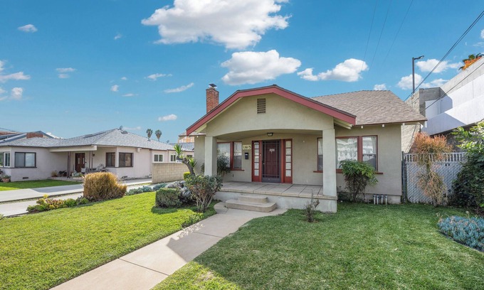 Alhambra Casa | Charming 2B1B Downtown Retreat with free parking