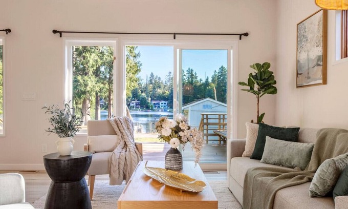 Maple Heights-Lake Desire Casa | Charming 2b2b with Lakefront View at Shady Lake